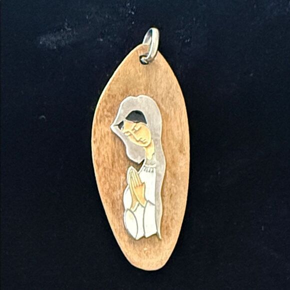 Vintage Dag Spain enamel praying Madonna on wood pendant - Picture 1 of 2